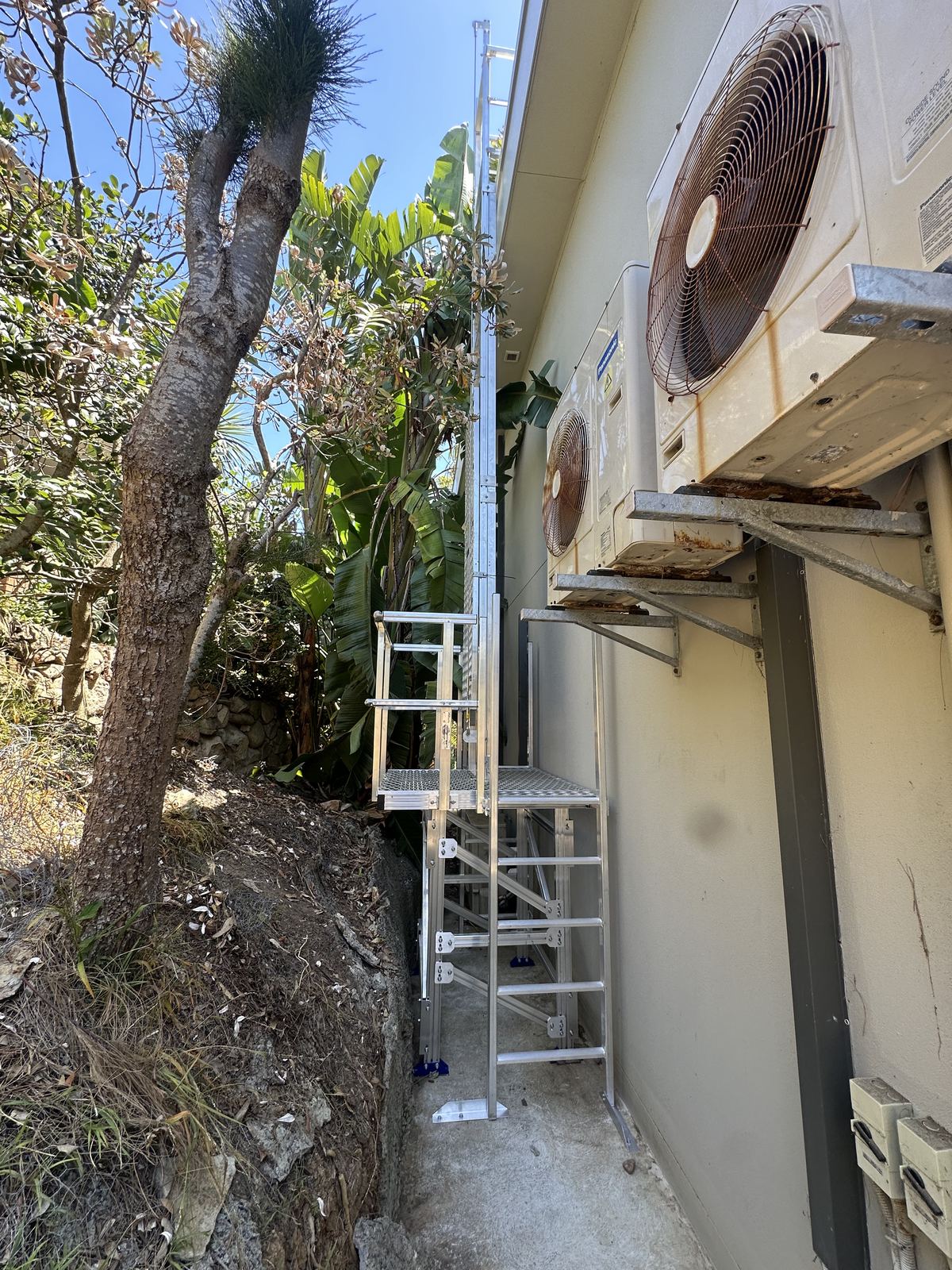 KOMBI platform vertical static line ladder access system